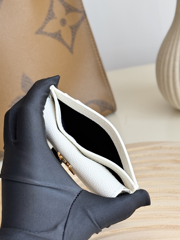 イヴサンローラン財布全体デザイン